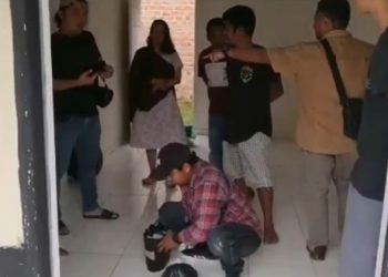 Polisi menggerebek salah satu rumah milik bandar narkoba di Bungo, Jambi dan berhasil mengamankan sabu 1,2 Kg dan 2 pucuk senjata api rakitan. Foto: iNewsTV/Budi Utomo