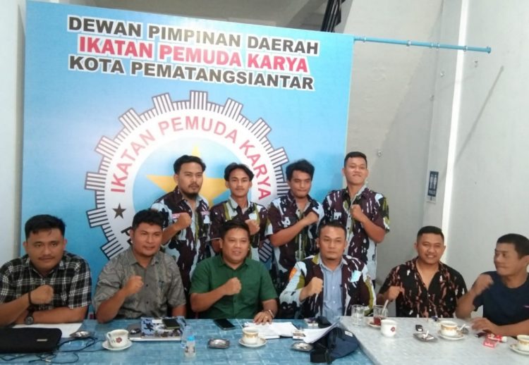 Foto bersama disela konfrensi pers, pada Sabtu (4/6/2022) sore tadi, pukul 15.00, di Sekretariat DPD IPK Kota Pematangsiantar, Jalan Gereja No 47 Pematangsiantar.