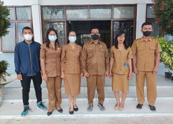 Kadis Pendidikan Humbahas, Jonny Gultom bersama kelima guru sebelum berangkat ke Kabupaten Morowali Sulawesi Tengah (Sulteng).
