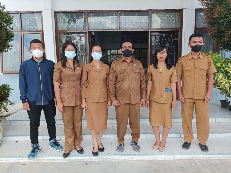 Kadis Pendidikan Humbahas, Jonny Gultom bersama kelima guru sebelum berangkat ke Kabupaten Morowali Sulawesi Tengah (Sulteng).