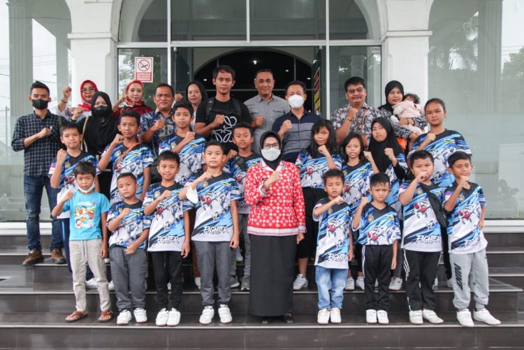 Foto bersama usai pertemuan.