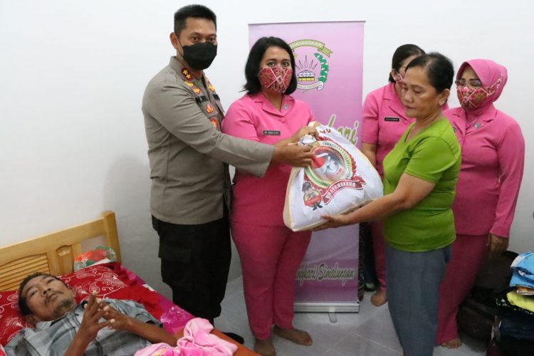Kapolres Simalungun, AKBP Nicolas Dedy Arifianto, S.H., S.I.K., M.H, bersama istri saat menjenguk personel Polsek Serbalawan yang mengalami pendarahan otak, pada Senin (20/6/2022) sore, pukul 14.00 WIB, di Lorong 3 Perluasan Timur, Kelurahan Serbalawan, Kecamatan Dolok Batunanggar, Kabupaten Simalungun.