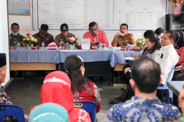 Penilaian terhadap Kelurahan Baru dilakukan tim penilai dan dihadiri Asisten Bidang Perekonomian dan Pembangunan, Zainal Siahaan SE, MM, di Kantor Lurah Baru, Kamis (23/6/2022), mulai pukul 09.00 WIB.