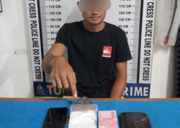 Foto pelaku menunjuk barang bukti sabu saat di kantor Polisi.