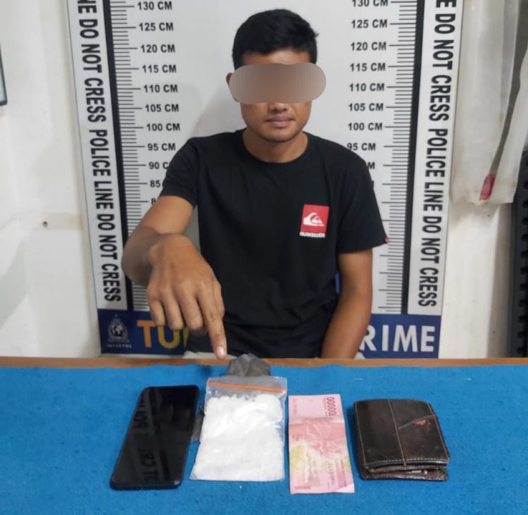 Foto pelaku menunjuk barang bukti sabu saat di kantor Polisi.