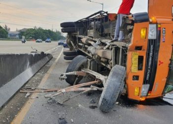 Mobil truk bermuatan pipa baja terbalik di Jalan Lintas Sumatera Padangsidimpuan-Sipirok, tepatnya di Kelurahan Batunadua Julu, Kecamatan Batunadua, Senin (20/6/2022). Foto ilustrasi SINDOnews