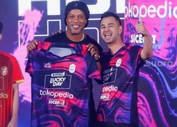 Legenda Sepak Bola Brazil, Ronaldinho (kiri) bersama Chairman RANS Nusantara FC, Raffi Ahmad (kanan) menunjukkan jersey baru untuk musim 2022-2023 di Jakarta, Jum'at (24/6/2022). [Suara.com/Alfian Winanto]