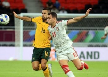 Gelandang Australia Ajdin Hrustic menggiring bola dibayangi pemain Uni Emirat Arab Caio Canedo dalam laga kualifikasi akhir zona Asia di Al Rayyan Stadium, Doha, Qatar, Selasa (7/6/2022). ANTARA/REUTERS/Mohammed Dabbous