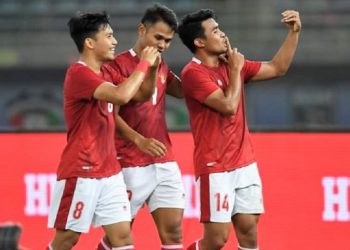 Pemain Timnas Indonesia Witan Sulaeman (kiri), bersama Dimas Drajad dan Asnawi Mangkualam saat merayakan gol ke gawang Nepal. [Twitter/Akun Piala Asia AFC/screenshot]