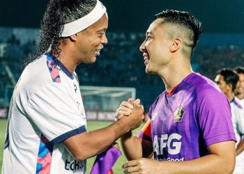 Ronaldinho berjabat tangan dengan pemain Persik Kediri, Arthur Irawan dalam laga ekshibisi Trofeo Nusantara di Stadion Kanjuruhan, Malang, Minggu (26/6/2022). (Foto: Instagram/@persikfcofficial)