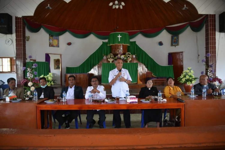 Bupati Humbang Hasundutan (Humbahas), Dosmar Banjarnahor, diwakili Asisten Pemerintahan, Makden Sihombing, hadiri acara peletakan batu pertama gedung Sekolah Minggu, dan Wisma HKBP Parsingguran, Rabu (22/6/2022) lalu, di Kecamatan Pollung.