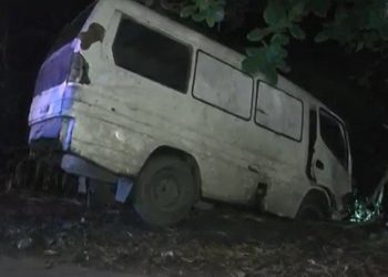 Minibus menabrak empat motor di Asahan, Sumatera Utara, Sabtu (25/6/2022) malam. Satu orang tewas, lima terluka parah. (Foto: iNews/Ulil Amri)
