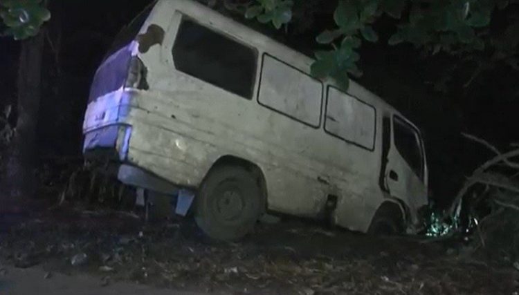 Minibus menabrak empat motor di Asahan, Sumatera Utara, Sabtu (25/6/2022) malam. Satu orang tewas, lima terluka parah. (Foto: iNews/Ulil Amri)