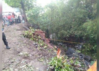 Bus pariwisata asal Sumedang tujuan Pangandaran masuk jurang di Jalan Raya Rajapolah, Kabupaten Tasikmalaya, Sabtu (25/6/2022) dini hari. Tiga orang meninggal dunia dalam kecelakaan ini. (Tribun Jabar/Firman Suryaman)