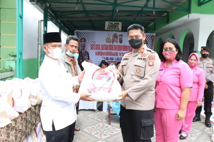 Kapolres Simalungun, AKBP Nicolas Dedy Arifianto saat menyerahkan bantuan paket sembako.