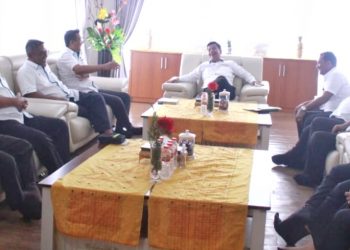 Bupati Simalungun, Radiapoh Hasiholan Sinaga, saat menerima audiensi Manager PTPN-4 yang berada di Wilayah Kabupaten Simalungun, di Rumah Dinas Bupati Simalungun, Pematang Raya Kabupaten Simalungun, Sumut, Selasa (21/6/2022).