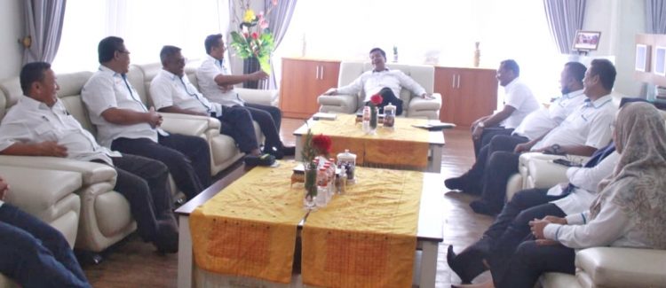 Bupati Simalungun, Radiapoh Hasiholan Sinaga, saat menerima audiensi Manager PTPN-4 yang berada di Wilayah Kabupaten Simalungun, di Rumah Dinas Bupati Simalungun, Pematang Raya Kabupaten Simalungun, Sumut, Selasa (21/6/2022).