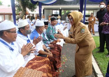 Plt. Wali Kota Pematangsiantar, dr Susanti Dewayani SpA, di acara Tepung Tawar Calon Jamaah Haji/Hajjah Kota Pematangsiantar Tahun 1443 H/2022 M, di rumah dinas Wali Kota Pematangsiantar, Jalan MH Sitorus, Senin (13/6/2022) pagi, pukul 09.00 WIB.