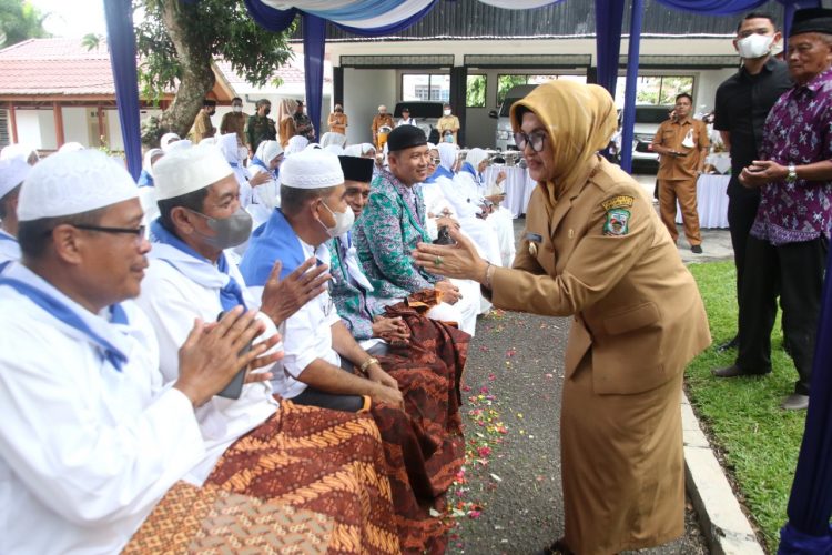 Plt. Wali Kota Pematangsiantar, dr Susanti Dewayani SpA, di acara Tepung Tawar Calon Jamaah Haji/Hajjah Kota Pematangsiantar Tahun 1443 H/2022 M, di rumah dinas Wali Kota Pematangsiantar, Jalan MH Sitorus, Senin (13/6/2022) pagi, pukul 09.00 WIB.