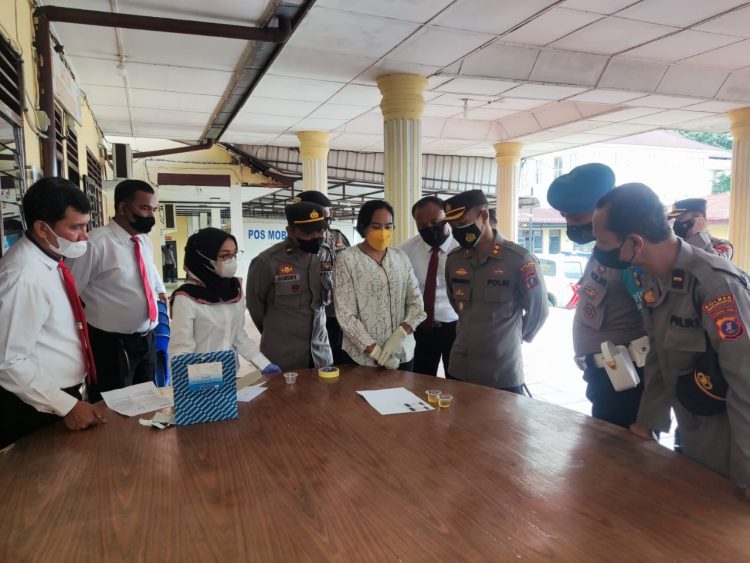 Kapolres Pematangsiantar, AKBP Fernando SH, SIK memantau pelaksanaan test urine.