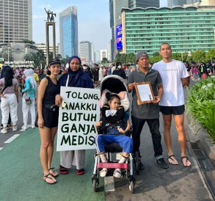 Santi Warastuti saat membawa poster di CFD Jakarta minta ganja dilegalkan untuk medis (Foto: Instagram)