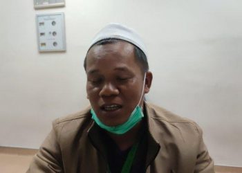 Jumat (45), warga Desa Urung Pane, Kecamatan Setia Janji, Kabupaten Asahan, ayah bayi kembar saat ditemui di RSUP Adam Malik. TRIBUN MEDAN/Anugrah Nasution