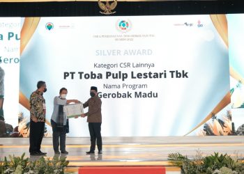 Penganugerahan diserahkan langsung oleh Wakil Presiden Republik Indonesia, Prof. Dr. (HC) K.H. Ma’ruf Amin didampingi Menteri Desa, PDTT Republik Indonesia Dr. (HC) Drs. A. Halim Iskandar, M.Pd, dan Ketua Umum ISSF, Sudarmanto kepada Community Development (CD) Manager TPL, Ramida Siringoringo.