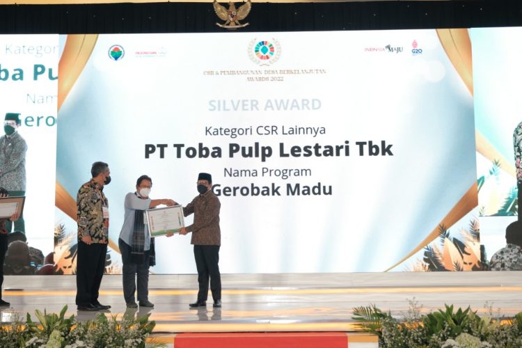 Penganugerahan diserahkan langsung oleh Wakil Presiden Republik Indonesia, Prof. Dr. (HC) K.H. Ma’ruf Amin didampingi Menteri Desa, PDTT Republik Indonesia Dr. (HC) Drs. A. Halim Iskandar, M.Pd, dan Ketua Umum ISSF, Sudarmanto kepada Community Development (CD) Manager TPL, Ramida Siringoringo.