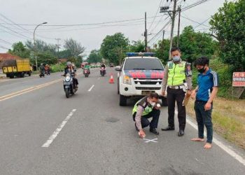 Petugas Satlantas Polres Deliserdang mengolah TKP kasus kecelakaan dua pemotor, Minggu (5/6/2022). (Foto: MPI/Andi Yusri)