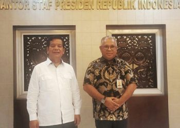 Bupati Simalungun, Radiapoh Hasiholan Sinaga, foto bersama Deputi I Kantor Staf Presiden (KSP) Bidang Infrastruktur, Energi dan Investasi, Febry Calvin Tetelepta, usai berdiskusi soal percepatan pembangunan infrastruktur jalan, wisata dan pertanian di Simalungun, Jum'at (10/6/2022) lalu.