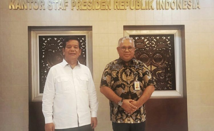 Bupati Simalungun, Radiapoh Hasiholan Sinaga, foto bersama Deputi I Kantor Staf Presiden (KSP) Bidang Infrastruktur, Energi dan Investasi, Febry Calvin Tetelepta, usai berdiskusi soal percepatan pembangunan infrastruktur jalan, wisata dan pertanian di Simalungun, Jum'at (10/6/2022) lalu.