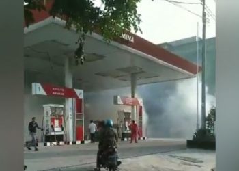 Kebakaran menghanguskan mobil di SPBU Jalan Letda Sujono. [Ist]