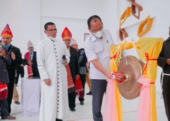 Bupati Humbang Hasundutan, Dosmar Banjarnahor, SE, saat menghadiri Perayaan Pemberkatan Wisma Katolik Paroki Santo Yohanes Pembabtis Pakkat, Selasa (21/6/2022), di Kecamatan Pakkat.