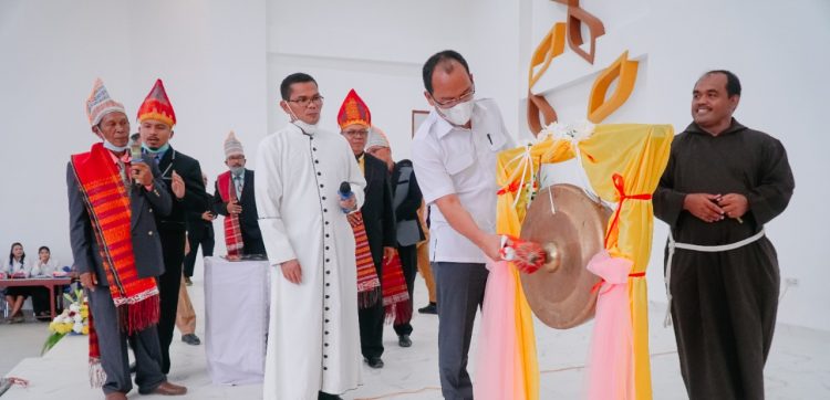 Bupati Humbang Hasundutan, Dosmar Banjarnahor, SE, saat menghadiri Perayaan Pemberkatan Wisma Katolik Paroki Santo Yohanes Pembabtis Pakkat, Selasa (21/6/2022), di Kecamatan Pakkat.
