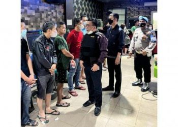 Kapolda Sumut Irjen Pol Panca Putra Simanjuntak turun langsung ke lokasi penggerebekan tempat judi yang ada di MMTC dan Asia Mega Mas, Minggu (12/6/2022). Istimewa
