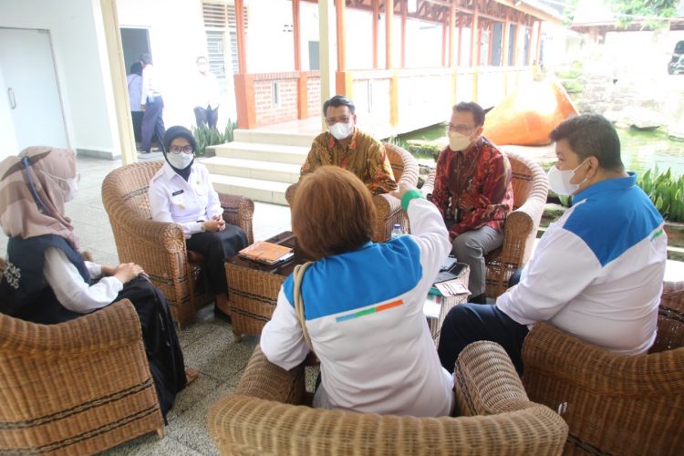 Plt. Wali Kota Pematangsiantar, dr Susanti Dewayani SpA, menerima Tim Sensus Penduduk Tahun 2020 lanjutan, di rumah dinas Wali Kota, Jalan MH Sitorus Pematangsiantar, Rabu (15/6/2022).