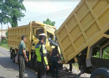 Kondisi dump truck yang ditumpangi korban mengalami ringsek usai tabrakan maut di Jalinsum Gunung Tua-Padangsidimpuan, Sumatera Utara. Foto/SINDOnews/Zia Nasution