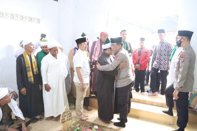 Kapolda Sumut ucapkan belasungkawa saat hadiri pemakaman Ibunda Tuan Guru Batak, Kamis (02/06/2022).