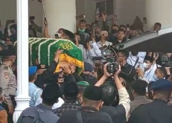 Jenazah Eril bertolak ke lokasi pemakaman (Foto: MNC Portal)