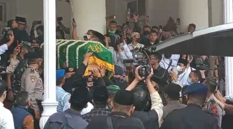 Jenazah Eril bertolak ke lokasi pemakaman (Foto: MNC Portal)