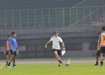 Pelatih Timnas Indonesia Shin Tae Yong (tengah) memberikan arahan kepada pesepak bola timnas U19 saat latihan di Stadion Patriot Chandrabhaga, Bekasi, Jawa Barat, Minggu (26/6/2022). ANTARA FOTO/ Fakhri Hermansyah/hp. (ANTARA FOTO/Fakhri Hermansyah)