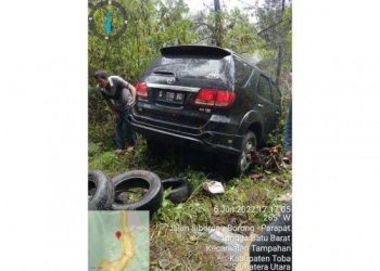 Mobil penumpang Fortuner yang dikenderai Benhadap Hutagalung pelat G 7110 BD masuk jurang. Mobil ini masuk jurang setelah keluar badan jalan akibat kurang hati-hati saat hendak mendahuli truk yang ada didepannya pada Senin (6/6/2022). Istimewa