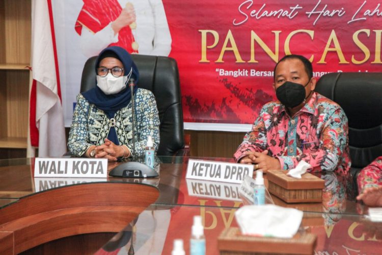 Plt. Wali Kota Pematangsiantar, dr. Susanti Dewayani Sp.A, bersama Ketua DPRD Pematangsiantar, Timbul Marganda SH saat mengikuti upacara peringatan Hari Kelahiran Pancasila secara virtual dari Command Center Balai Kota Pematangsiantar, Rabu (1/6/2022).