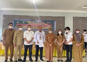 Foto bersama disela acara.