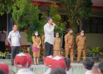 Bupati Humbahas, Dosmar Banjarnahor, dan Profesor Yohanes Surya saat bersama 900 pelajar dan 300 guru, serta mewakili orang tua pelajar saat diabadikan bersama, Senin (27/6/2022), di halaman sekolah SMP Negeri 2 Dolok Sanggul.