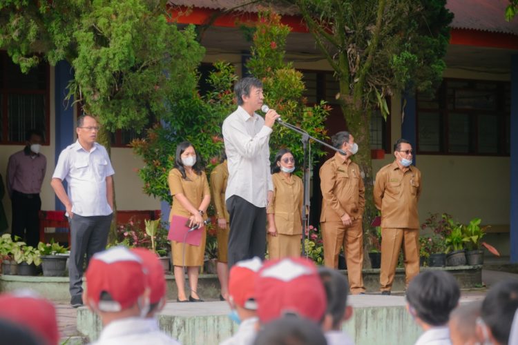 Bupati Humbahas, Dosmar Banjarnahor, dan Profesor Yohanes Surya saat bersama 900 pelajar dan 300 guru, serta mewakili orang tua pelajar saat diabadikan bersama, Senin (27/6/2022), di halaman sekolah SMP Negeri 2 Dolok Sanggul.