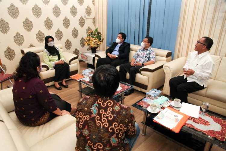 Ephorus GKPS, Pdt DR Deddy Fajar Purba dan Panitia Sinode Bolon GKPS ke-45, beraudiensi dengan Plt. Wali Kota Pematangsiantar, dr Susanti Dewayani SpA, di ruang kerja Wali Kota, Jumat (24/6/2022), pukul 10.00 WIB.