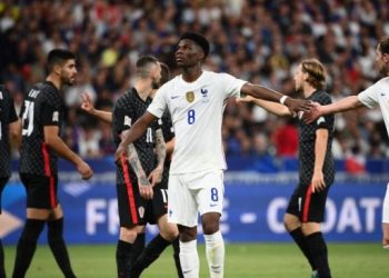 Gelandang timnas Prancis Aurelien Tchouameni (tengah) dan gelandang Prancis Adrien Rabiot (kanan) di akhir pertandingan pekan keempat Grup A1 UEFA Nations League 2022-2023 antara Prancis vs Kroasia di Stade de France di Saint-Denis, 13 Juni 2022. Prancis kalah 0-1 dari Kroasia. FRANCK FIFE / AFP.