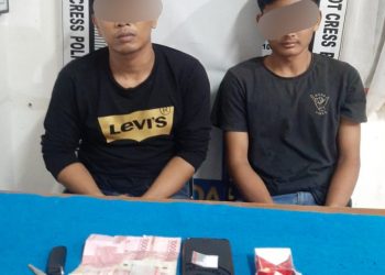 Foto kedua pelaku dan barang bukti saat diamankan di kantor Polisi.