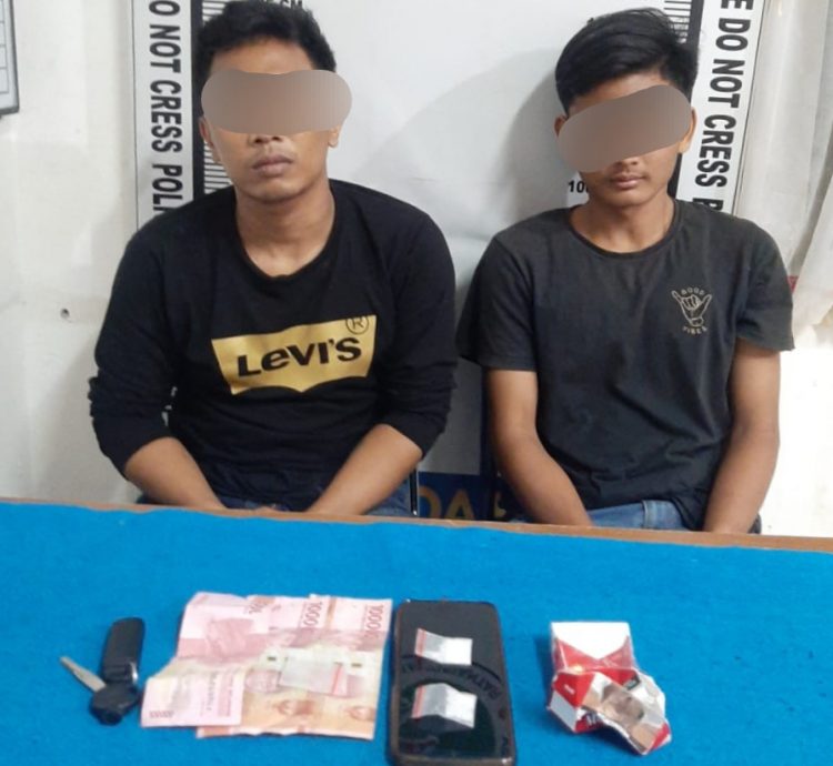 Foto kedua pelaku dan barang bukti saat diamankan di kantor Polisi.